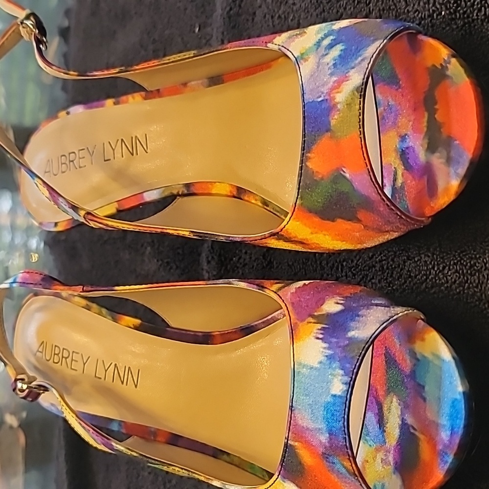 Woman size 8 tropical platform shoe